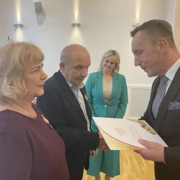 Sześć par uhonorowanych medalami za długoletnie pożycie małżeńskie