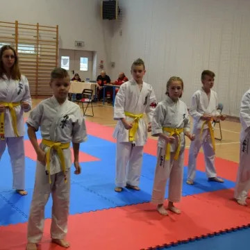 Karatecy na tatami na turnieju w Radomsku