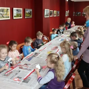 Przedszkolaki poznają niepodległość