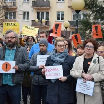 Wiec poparcia dla strajkujących nauczycieli w Radomsku