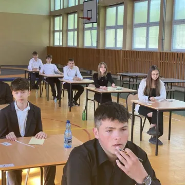 Polski na pierwszy ogień. Ósmoklasiści zaczynają egzaminy