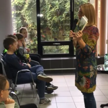 Spotkanie młodzieży z pisarką w bibliotece