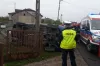 Józefów: samochód przewrócił się i wjechał w ogrodzenie