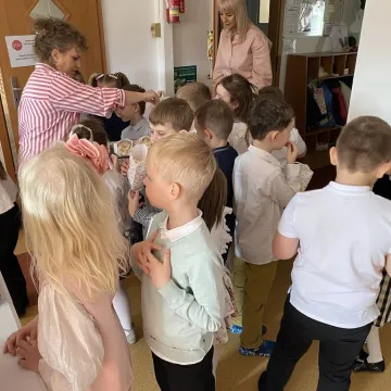 Zajączek ukrył się w PP nr 5 w Radomsku. Dzieci ruszyły na poszukiwania