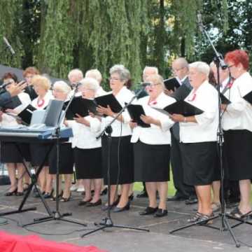 Patriotyczne pieśni w parku Świętojańskim