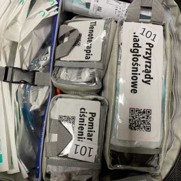 Torby pełne sprzętu medycznego trafiły do ratowników w Radomsku. Będą wykorzystywane do zdarzeń z udziałem dzieci