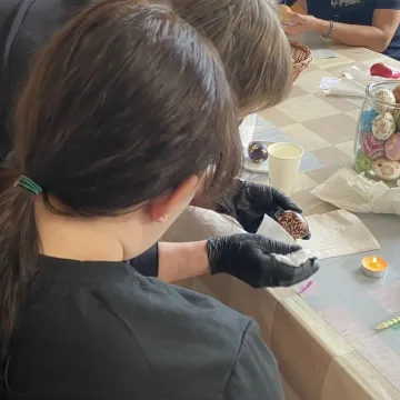 Powrót do korzeni. Uczestnicy warsztatów tworzyli pisanki batikowe w Muzeum Regionalnym w Radomsku