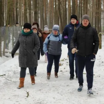 Spacer z mapą i kompasem