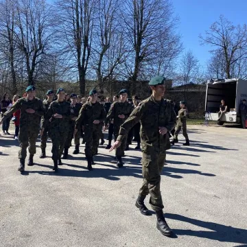 Foto budka, pokazy, poznawanie szkoły. Dzień  Otwarty w ZSP w Kamieńsku