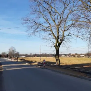 Ulica Wymysłowska z nowym chodnikiem 