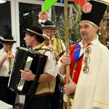 Szkolna sala zamieniła się w koncertową scenę. Noworoczne kolędowanie w Gidlach