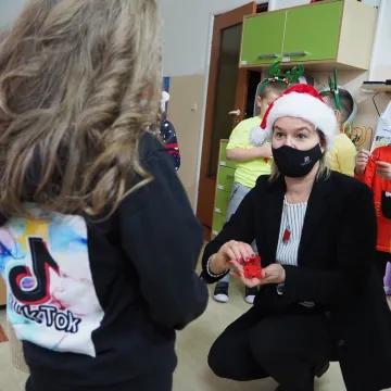 Odblaski od Świętego Mikołaja i policjantów