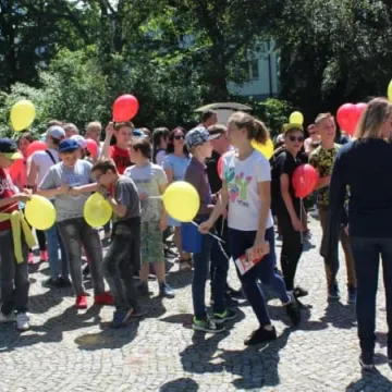 Barwny korowód z okazji Dnia Dziecka