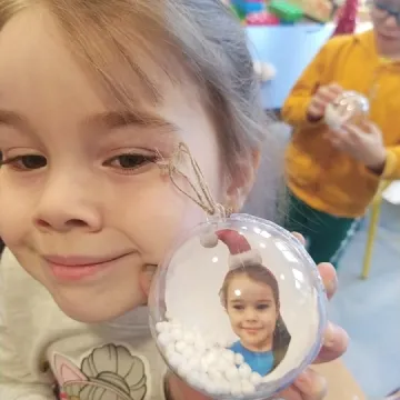 Dzieci z „zerówki” w PSP 8 robiły bożonarodzeniowe ozdoby