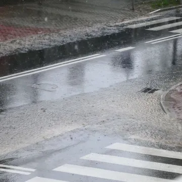 Grzmi, ulewnie pada nad Radomskiem