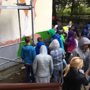 Malowanie muralu w bibliotece rozpoczęte