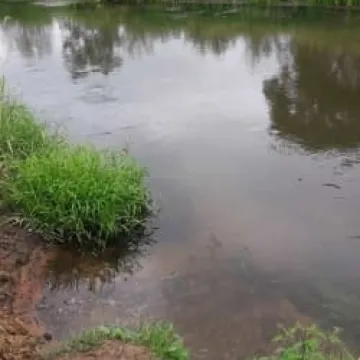 Turyści zaśmiecają rzekę