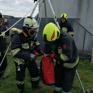 Strażacy uratowali kota z dwudziestometrowej studni