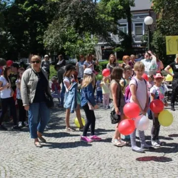 Barwny korowód z okazji Dnia Dziecka