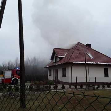 Bobry: pożar poddasza w jednym z domów. Możliwe podpalenie