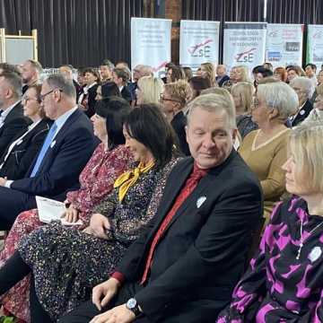 [WIDEO] Zespół Szkół Ekonomicznych w Radomsku świętuje 100-lecie istnienia. Były wspomnienia, życzenia i chwile wzruszeń