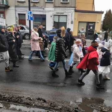 [WIDEO] Orszak Trzech Króli 2025 w Radomsku. „Kłaniajcie się królowie!”