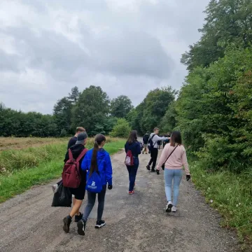 Uczniowie sprzątają świat