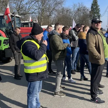 [WIDEO] Zaczęło się. Przedbórz stoi. Rolnicy walczą o Polskę