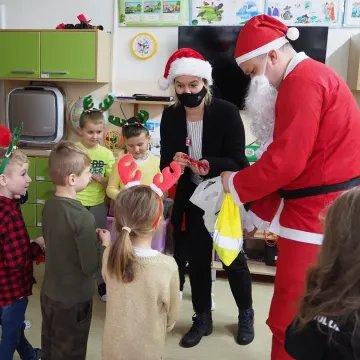 Odblaski od Świętego Mikołaja i policjantów