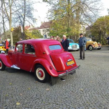 Zlot i parada zabytkowych samochodów w Święto Niepodległości w Radomsku