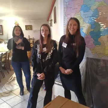 Wolontariusze z Radomska rozdają wigilijne paczki samotnym