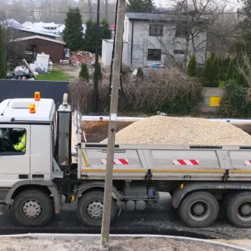 Na ul. Piłsudskiego w Radomsku leją już asfalt