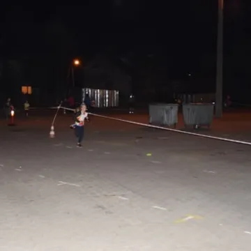 Nocne bieganie po placu targowym 