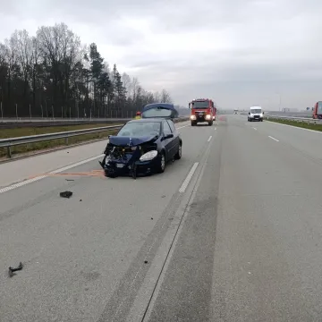 [AKTUALIZACJA] Na A1 samochód osobowy zderzył się z busem. Kierowca prawdopodobnie zasnął