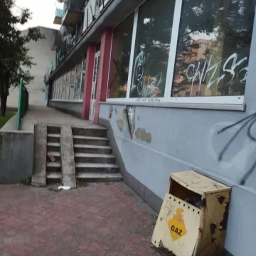 Hałaśliwa młodzież przy ul. Fabianiego w Radomsku