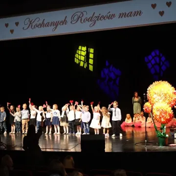 Dzieci z PP nr 9 w Radomsku wystąpiły w MDK dla mamy i taty