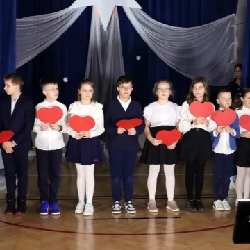 Szkolna sala zamieniła się w koncertową scenę. Noworoczne kolędowanie w Gidlach