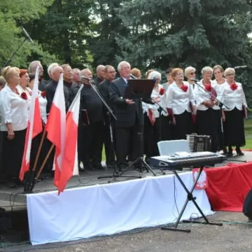 Patriotyczne pieśni w parku Świętojańskim