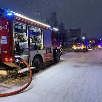 [WIDEO] Pożar w Bloku Dobryszyce. Strażacy walczyli z ogniem w zakładzie stolarskim