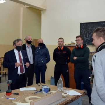 Łódzki Wicekurator Oświaty wizytował radomszczańskie szkoły. Powstanie CKZ?