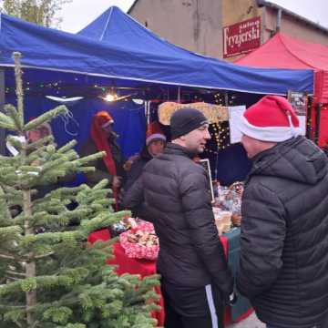 [WIDEO] Świąteczne stragany i atrakcje. Pierwszy Jarmark Bożonarodzeniowy w Kamieńsku