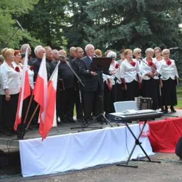 Patriotyczne pieśni w parku Świętojańskim