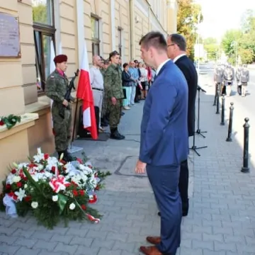 Odsłonięcie tablicy poświęconej żołnierzom KWP