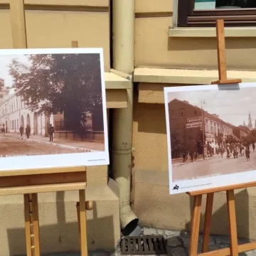 Plenerowa wystawa przed muzeum: „Radomsko na starej pocztówce”