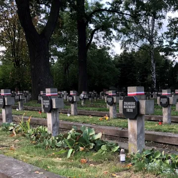 Piotrków Tryb.: posprzątali Cmentarz Wojenny