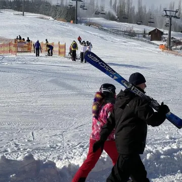 Tłumy narciarzy na Górze Kamieńsk