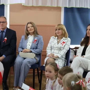 Na nowym maszcie PP4 w Radomsku powiewa już biało-czerwona flaga