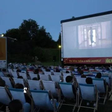 Seans filmowy pod chmurką w parku Solidarności