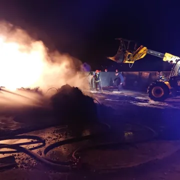 Brudzice: spłonęły baloty słomy i opony