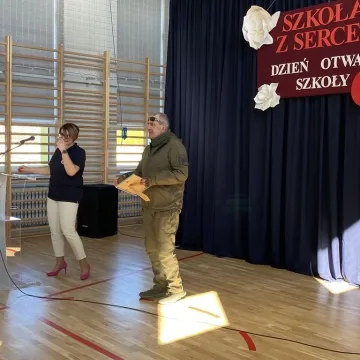 Foto budka, pokazy, poznawanie szkoły. Dzień  Otwarty w ZSP w Kamieńsku